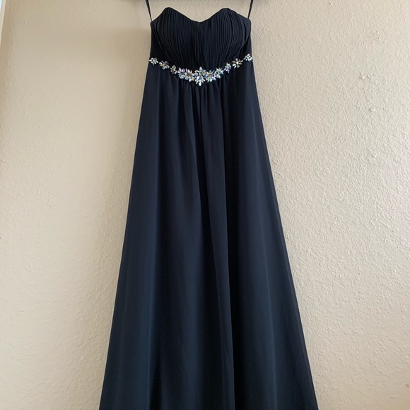 FIESTA Black Strapless Prom Dress with Scarf - Picture 3 of 7
